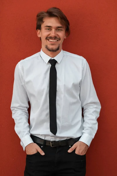 Retrato Hombre Negocios Una Camisa Blanca Con Una Corbata Negra — Foto de Stock