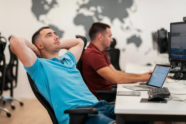 Moment Détente Jeune Homme Affaires Décontracté Fatigué Relaxant Bureau Son — Photo