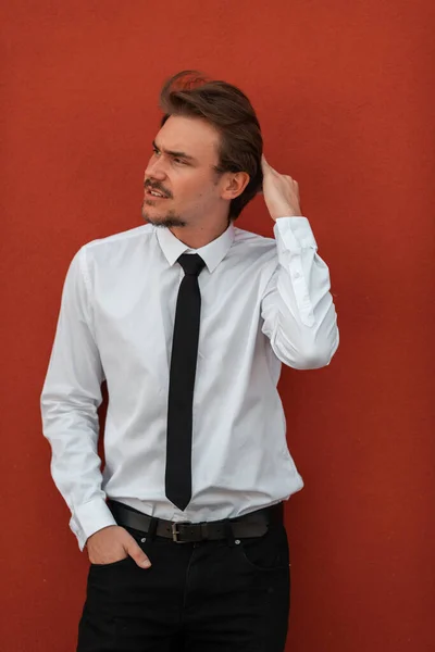 Portrét Začínajícího Podnikatele Bílé Košili Černou Kravatou Stojící Před Červenou — Stock fotografie