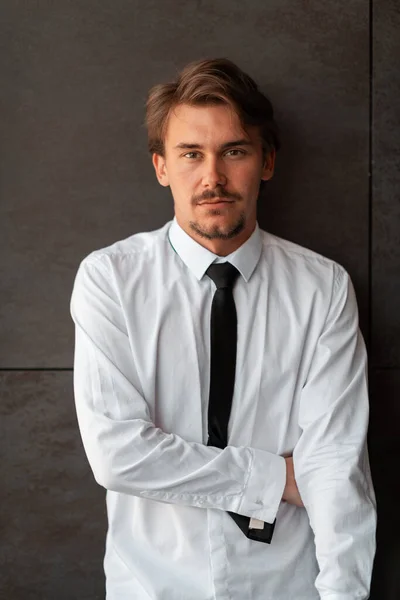 Portret Początkującego Biznesmena Białej Koszuli Czarnym Krawatem Stojącego Przed Szarą — Zdjęcie stockowe