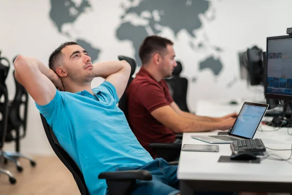 Ώρα Χαλαρώσουμε Νεαρός Κουρασμένος Περιστασιακός Επιχειρηματίας Χαλαρώνει Στο Γραφείο Του — Φωτογραφία Αρχείου