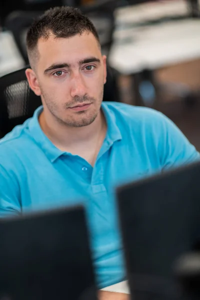 Casual Zakenman Die Werkt Een Desktop Computer Moderne Open Plan — Stockfoto