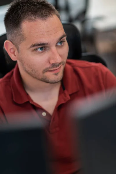 Homem Negócios Casual Trabalhando Computador Desktop Interior Escritório Inicialização Plano — Fotografia de Stock