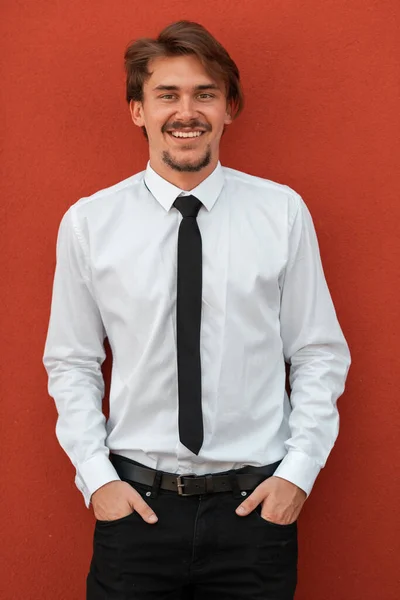 Portré Startup Üzletemberről Fehér Ingben Fekete Nyakkendővel Vörös Fal Előtt — Stock Fotó