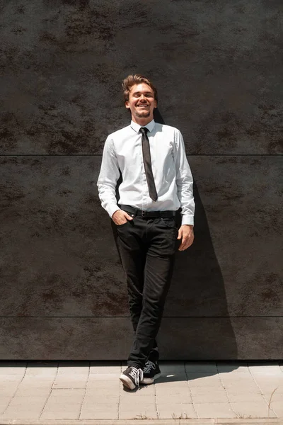 Portré Startup Üzletemberről Fehér Ingben Fekete Nyakkendővel Szürke Fal Előtt — Stock Fotó