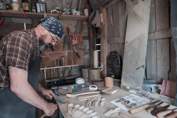勺子大师在他的工作室里用木制品和工具 高质量的照片 — 图库照片