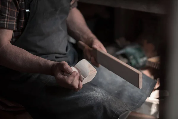 Manos Tallando Una Cuchara Madera Trabajando Con Cincel Cerca Taller —  Fotos de Stock