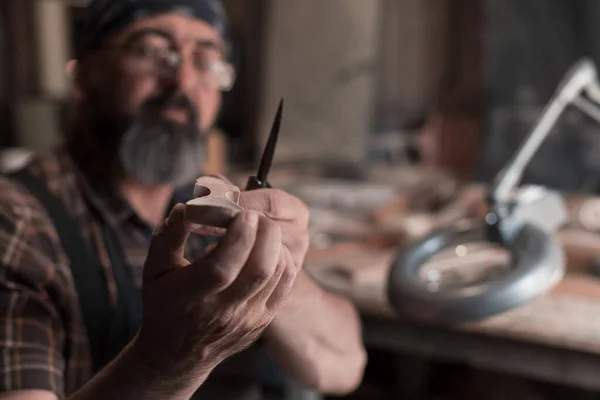 勺子大师在他的工作室里用木制品和工具 高质量的照片 — 图库照片