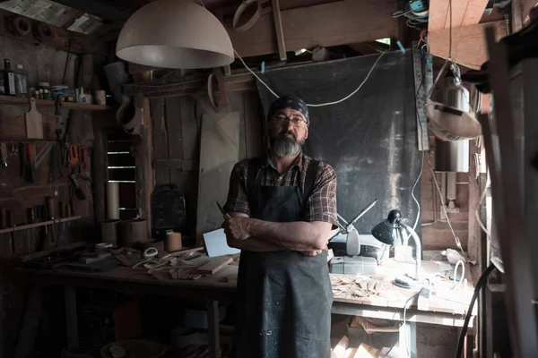 勺子工艺大师在他的工作室里用手工木制品和工具 高质量的照片 — 图库照片