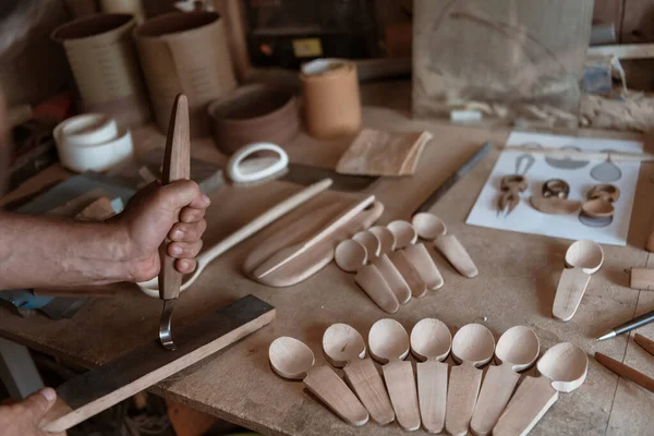 手从木头上切下勺子 与凿子密切合作 木制车间 制作木制勺子的过程 高质量的照片 — 图库照片