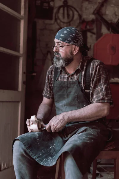 勺子工艺大师在他的工作室里用手工制作的木制品和工具工作 高质量的照片 — 图库照片