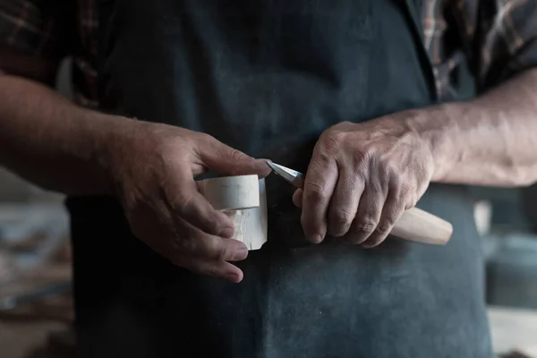 手从木头上切下杯子 与凿子紧密合作 木制车间 制作木制厨房用具的过程高质量的照片 — 图库照片