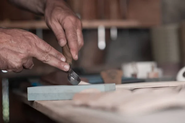Mãos Esculpindo Uma Colher Madeira Trabalhando Com Cinzel Perto Oficina — Fotografia de Stock