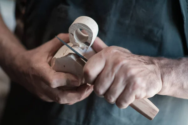 Mãos Esculpir Copo Madeira Trabalhando Com Cinzel Perto Oficina Madeira — Fotografia de Stock