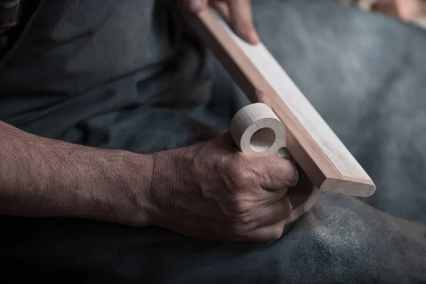 手从木头上切下杯子 与凿子紧密合作 木制车间 制作木制厨房用具的过程高质量的照片 — 图库照片