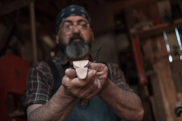 Spoon Craft Master Στο Εργαστήριό Του Χειροποίητα Ξύλινα Προϊόντα Και — Φωτογραφία Αρχείου