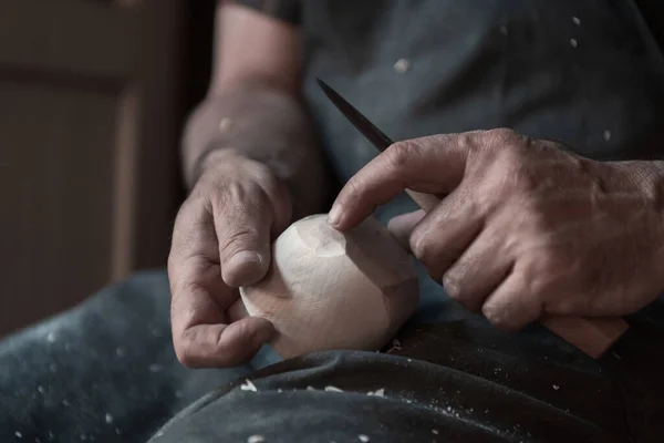 Mãos Esculpir Copo Madeira Trabalhando Com Cinzel Perto Oficina Madeira — Fotografia de Stock