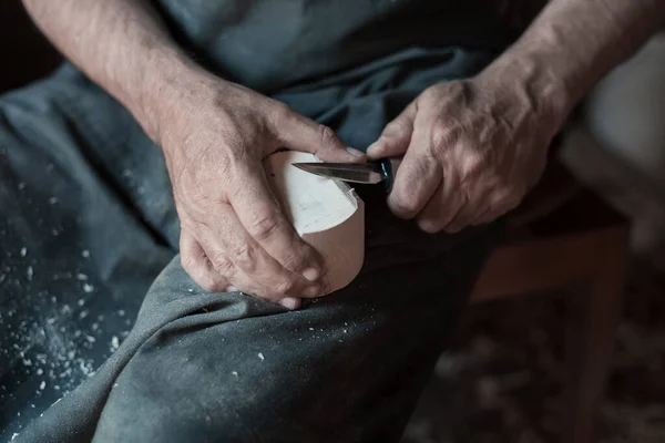 Tasse Sculpter Les Mains Bois Travail Avec Ciseau Fermer Atelier — Photo