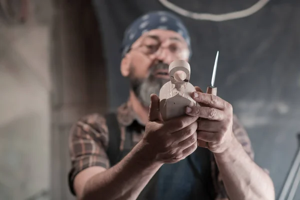 勺子工艺大师在他的工作室里用手工制作的木制品和工具工作检查曲线和直线直线 高质量的照片 — 图库照片
