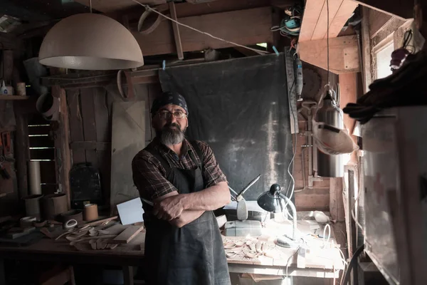勺子工艺大师在他的工作室里用手工木制品和工具 高质量的照片 — 图库照片