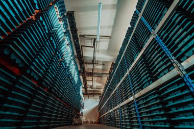 Altın madenciliği kaya çekirdeği örnekleri jeoloji sondaj endüstrisi. Modern endüstride büyük bir maden deposu var, cevherler kutulara istiflenmiş. Seçici odaklanma. Yüksek kaliteli fotoğraf.