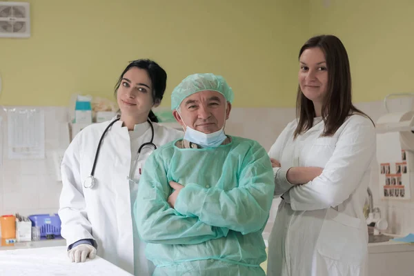 Retrato Médicos Vestindo Uniforme Preparando Para Fazer Operação Cirúrgica Teatro — Fotografia de Stock