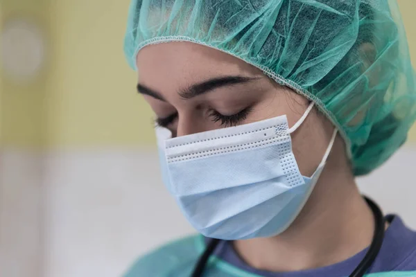 Porträt Eines Traurigen Und Überforderten Arztes Oder Krankenpflegers Mit Schutzmaske — Stockfoto