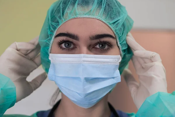 Female Animal Surgeon Veterinarian Puts Medical Face Mask Doctor Preparing — Stock Photo, Image