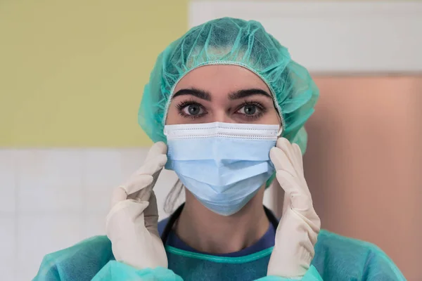 女兽医女兽医或兽医戴上医用面罩医生正准备在手术室做手术 医疗和医疗保健 高质量的照片 — 图库照片
