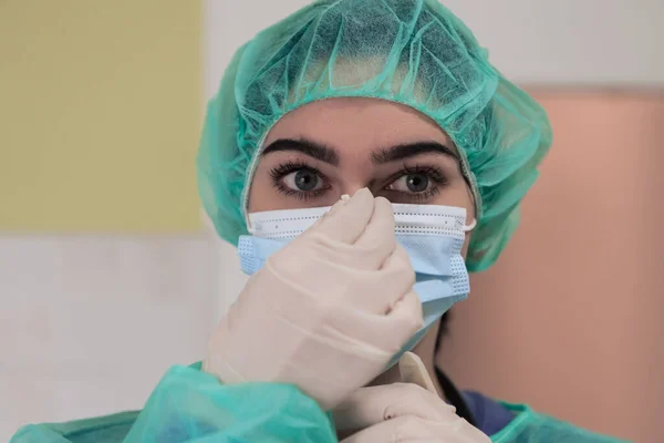 Female Animal Surgeon Veterinarian Puts Medical Face Mask Doctor Preparing — Stock Photo, Image