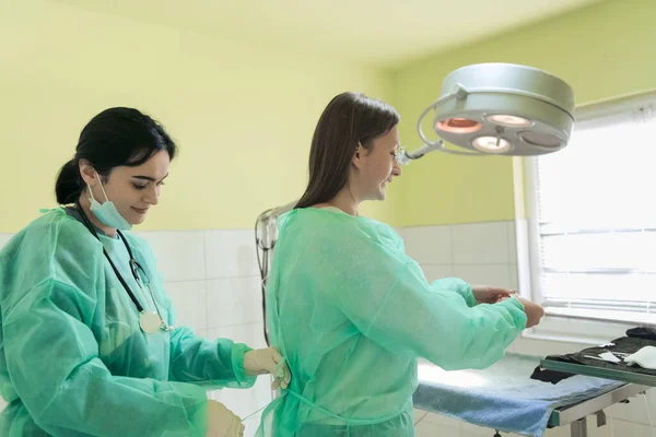 Female Animal Surgeon Veterinarian Puts Medical Face Mask Doctor Preparing — Stock Photo, Image