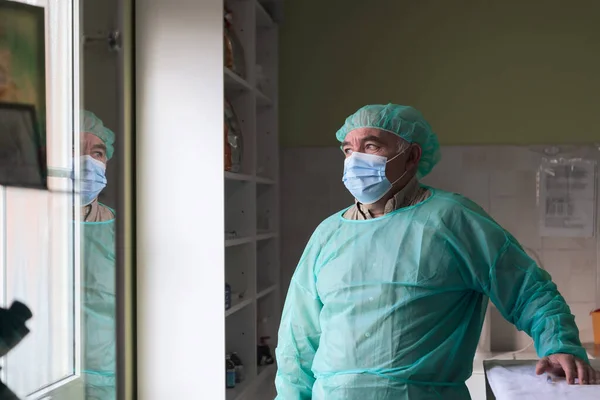 Médico Animal Maduro Confiante Retrato Veterinário Sala Cirurgia Foco Seletivo — Fotografia de Stock