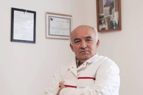 Homem Veterinário Maduro Médico Clínica Hospital Sorrindo Feliz Orgulhoso Foto — Fotografia de Stock