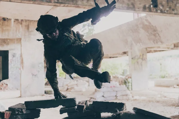 Soldado Barbudo Con Uniforme Las Fuerzas Especiales Acción Militar Peligrosa — Foto de Stock