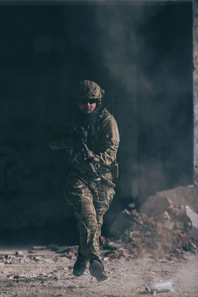 Soldado Barbudo Uniforme Forças Especiais Ação Militar Perigosa Uma Área — Fotografia de Stock