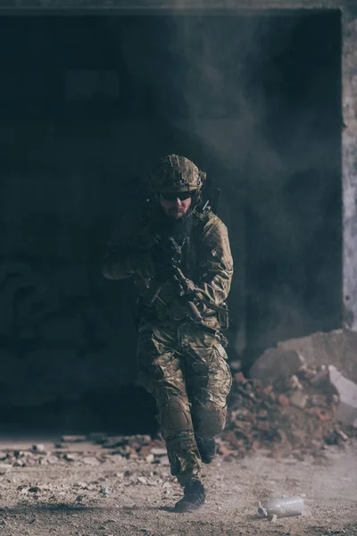 Soldado Barbudo Con Uniforme Las Fuerzas Especiales Acción Militar Peligrosa —  Fotos de Stock