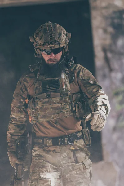 Soldato Barbuto Uniforme Delle Forze Speciali Cammina Attraverso Edificio Abbandonato — Foto Stock