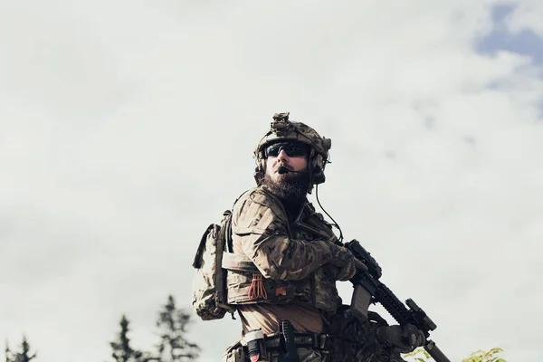 Krigskoncept Skäggig Soldat Specialstyrkas Uniform Som Slåss Mot Fiende Ett — Stockfoto
