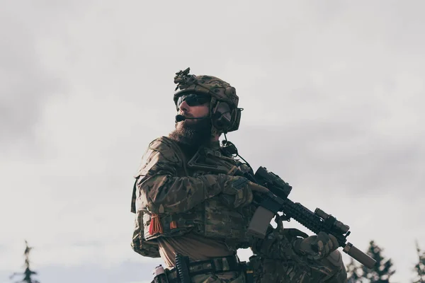 戦争の概念 森の中で敵と戦う特殊部隊の髭の兵士 選択的フォーカス 高品質の写真 — ストック写真