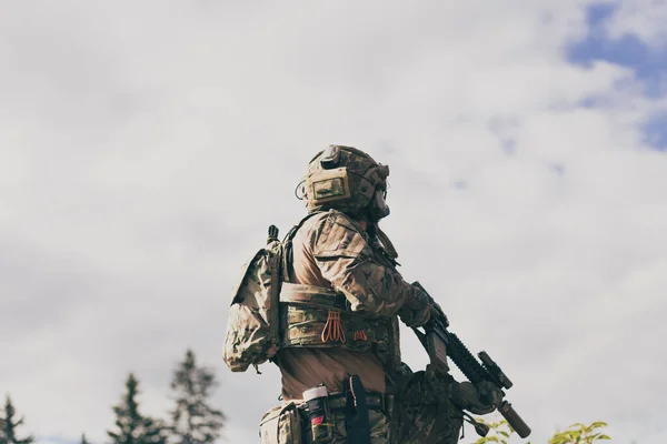 Концепція Війни Бородатий Солдат Спецназі Бореться Ворогом Лісовій Зоні Вибірковий — стокове фото