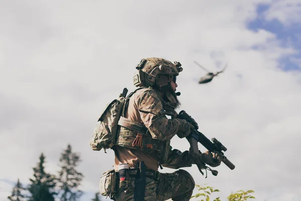 Conceito Guerra Soldado Barbudo Uniforme Das Forças Especiais Lutando Contra — Fotografia de Stock