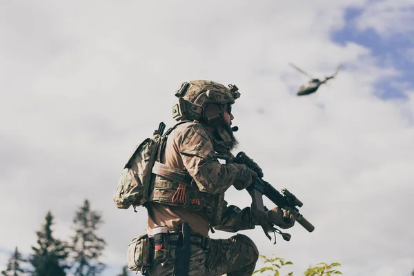 Conceito Guerra Soldado Barbudo Uniforme Das Forças Especiais Lutando Contra — Fotografia de Stock