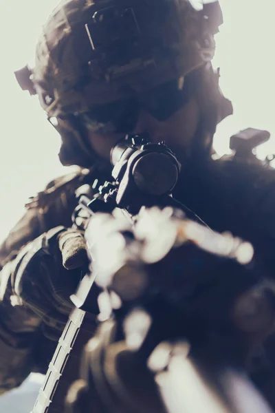 Közelkép Egy Szakállas Katonáról Különleges Erők Egyenruhájában Veszélyes Katonai Akcióban — Stock Fotó