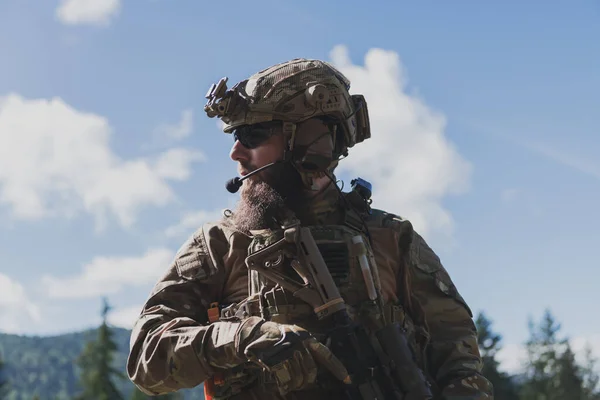 Válečný Koncept Vousatý Voják Speciální Uniformě Bojující Nepřítelem Lesní Oblasti — Stock fotografie