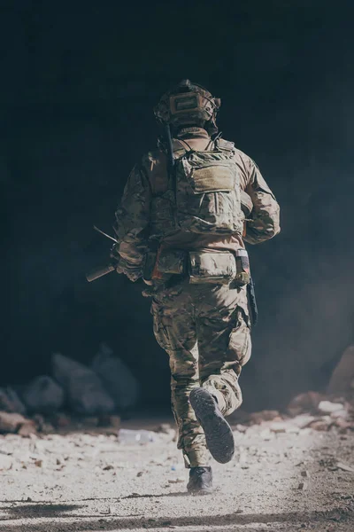 在危险的敌方地区的危险军事行动中 身穿特种部队制服的留胡子士兵 有选择的重点 高质量的照片 — 图库照片