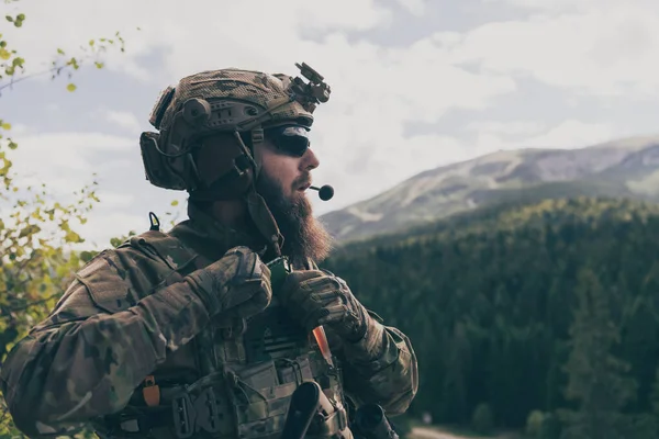 Концепция Войны Бородатый Солдат Форме Спецназа Сражается Врагом Лесу Выборочный — стоковое фото