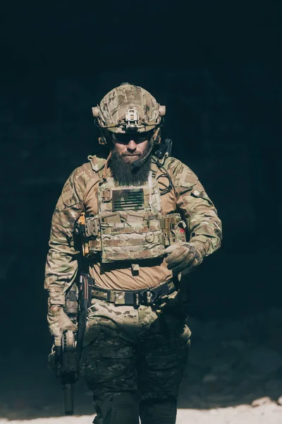 特殊部隊の髭を生やした兵士が任務に成功した後に放棄された建物を歩く 選択の焦点 高品質の写真 — ストック写真