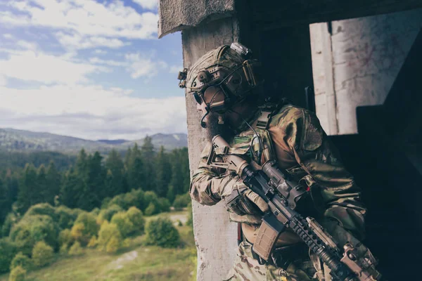 Soldado Barbudo Uniforme Forças Especiais Ação Militar Perigosa Uma Área — Fotografia de Stock