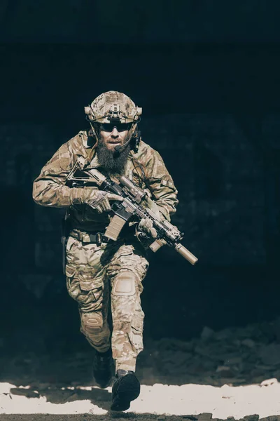 危険な敵地域での危険な軍事行動における特殊部隊の制服を着た髭の兵士 選択的フォーカス 高品質の写真 — ストック写真