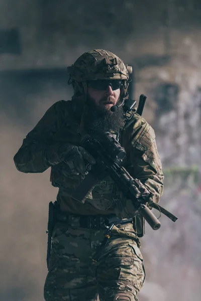 Soldado Barbudo Con Uniforme Las Fuerzas Especiales Acción Militar Peligrosa — Foto de Stock